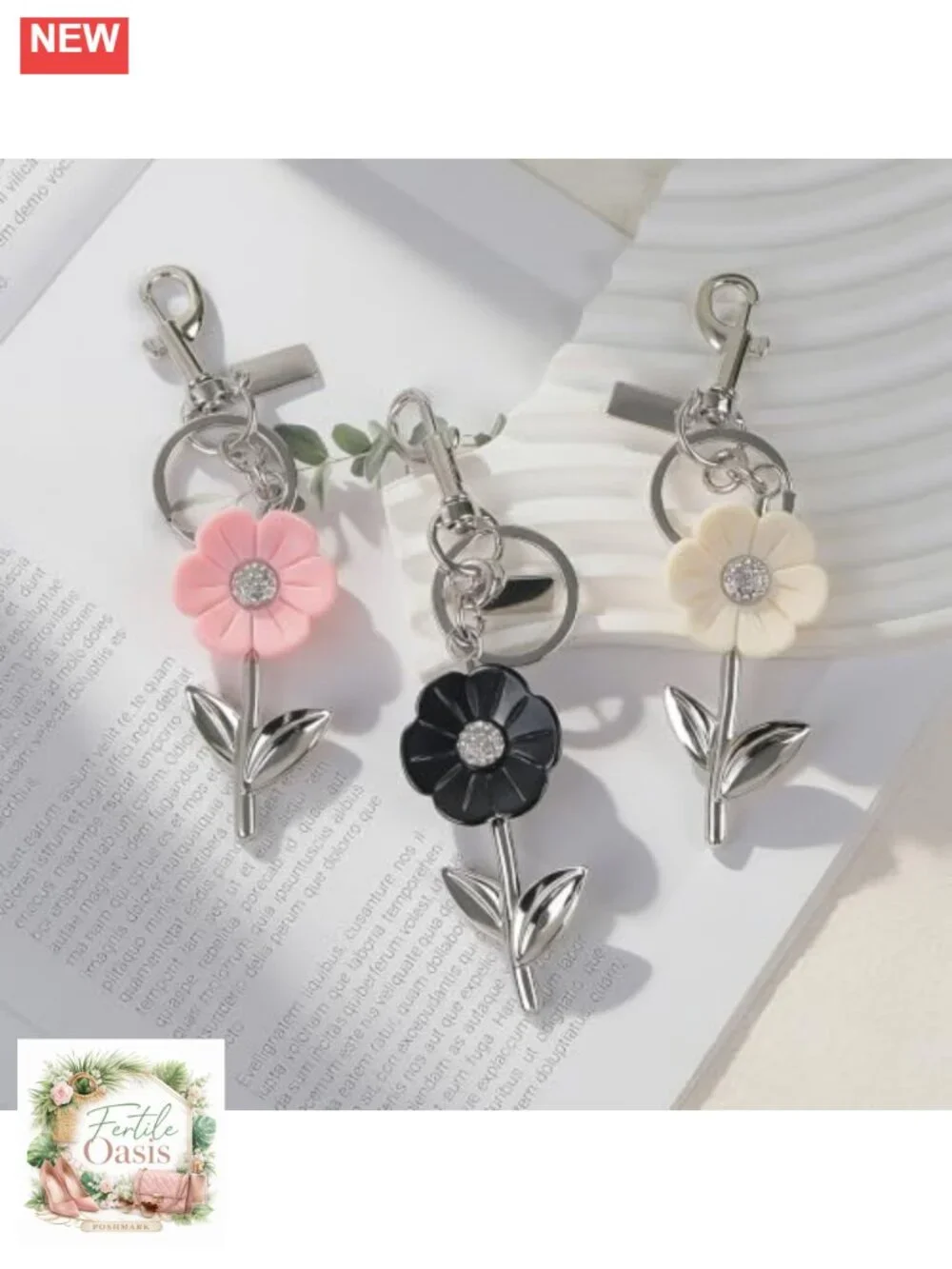 Elegant Daisy Keychain Bag Charm for Purse Handbag Women - Gold Plated